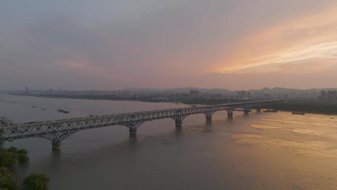 航拍落日晚霞下的南京长江大桥风光