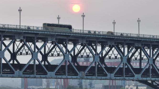 日出下的南京长江大桥