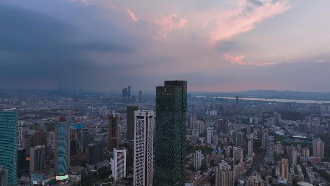 航拍日落下的南京新街口