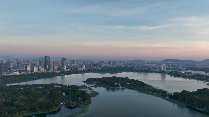  航拍南京玄武湖市区日出