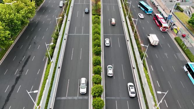 航拍繁忙的城市立交桥道路车流