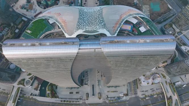 航拍日出时的苏州地标建筑东方之门