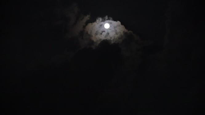 云层里的月亮延时