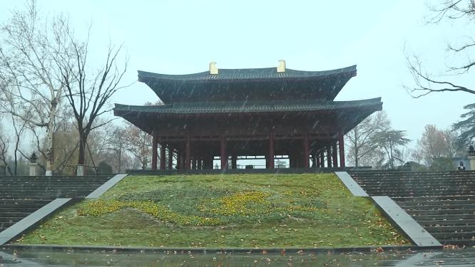 大雪下的古建筑  雨雪交加的冬天