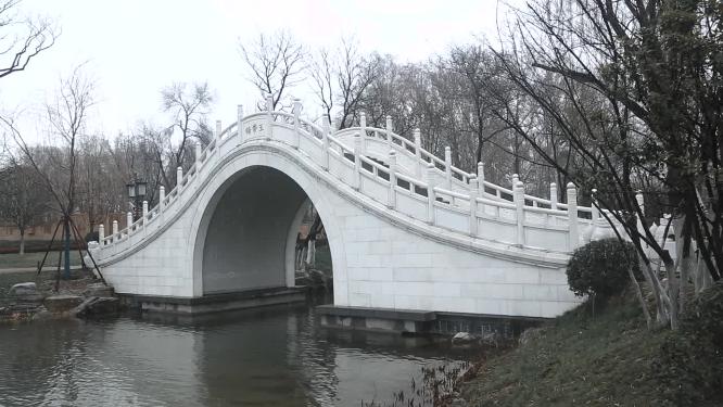 大雪下的古建筑  雨雪交加的冬天