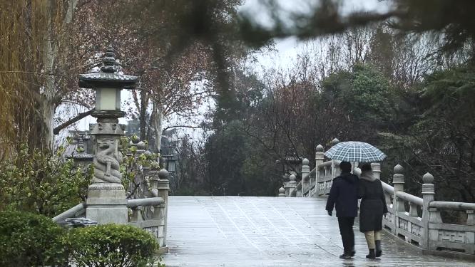大雪下的古建筑  雨雪交加的冬天