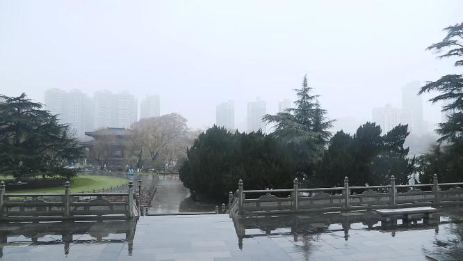 大雪下的古建筑  雨雪交加的冬天
