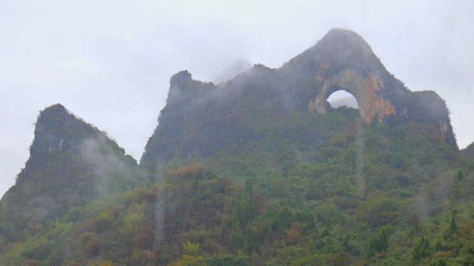 桂林阳朔月亮山景区雨后云雾缭绕