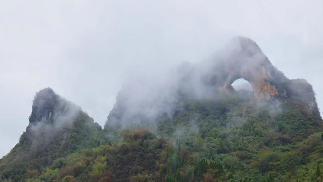 桂林阳朔月亮山景区雨后云雾缭绕