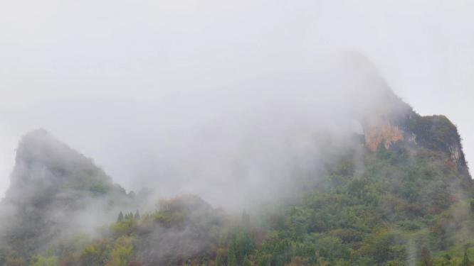 桂林阳朔月亮山景区雨后云雾缭绕