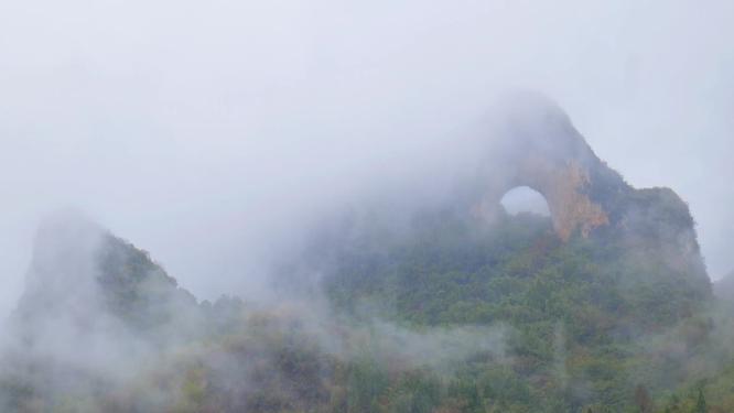 桂林阳朔月亮山景区雨后云雾缭绕