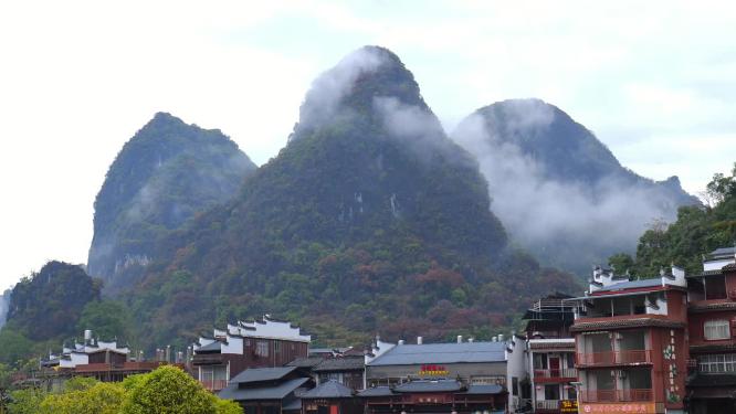 山村雨后云雾缭绕