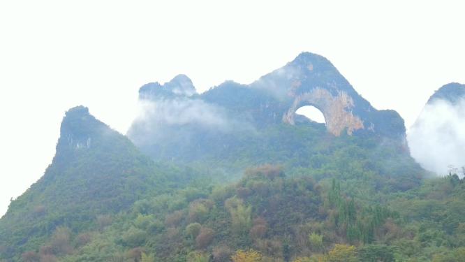 桂林阳朔月亮山景区雨后云雾缭绕