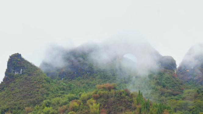 桂林阳朔月亮山景区雨后云雾缭绕