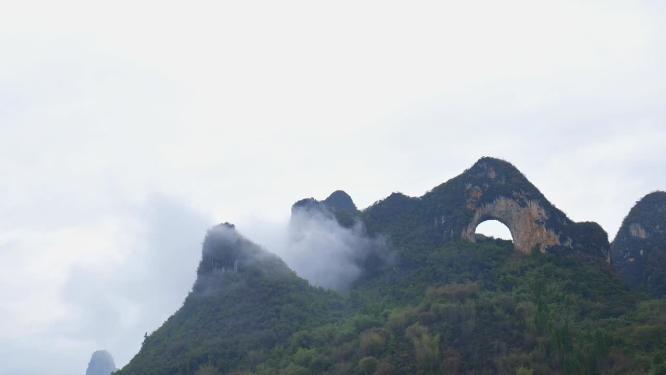 桂林阳朔月亮山景区雨后云雾缭绕