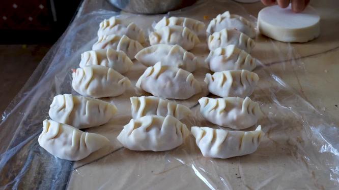 包饺子煮饺子