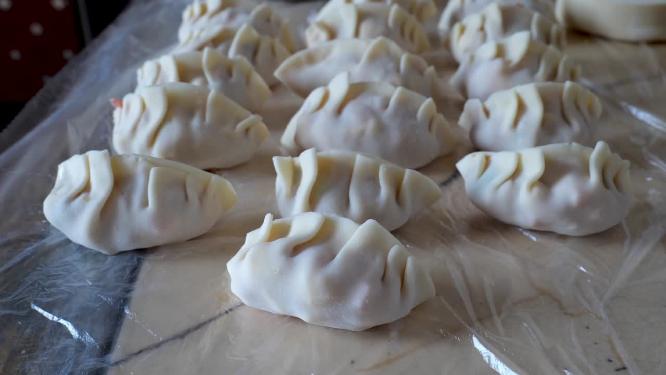 包饺子煮饺子
