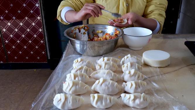 包饺子煮饺子