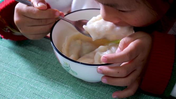 吃饺子的孩子