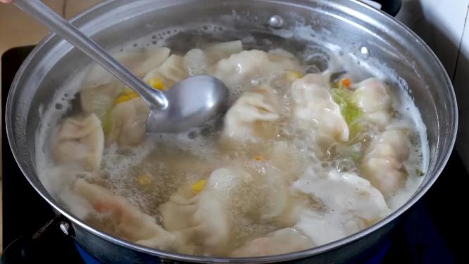 包饺子煮饺子