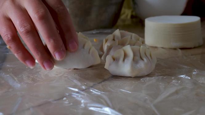 包饺子煮饺子