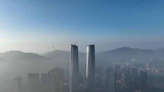 航拍深圳星河双子塔和平流雾城市景观