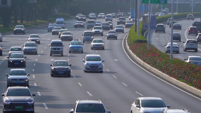 深圳上班高峰期公路双向繁忙车流