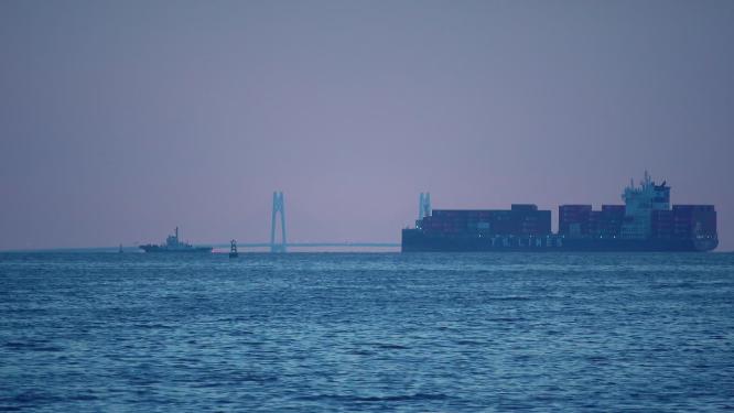 深圳远眺港珠澳大桥中国结与蛇口货轮同框