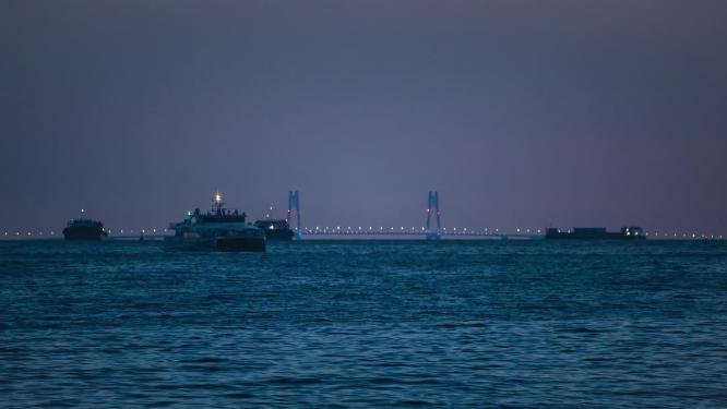 拍摄港珠澳大桥与往来邮轮货船日转夜延时