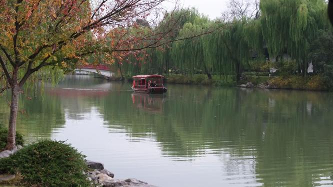 扬州瘦西湖在阴雨天行驶的摇橹船及船娘