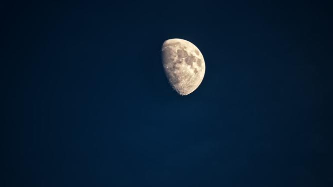 宁静之夜皓月当空