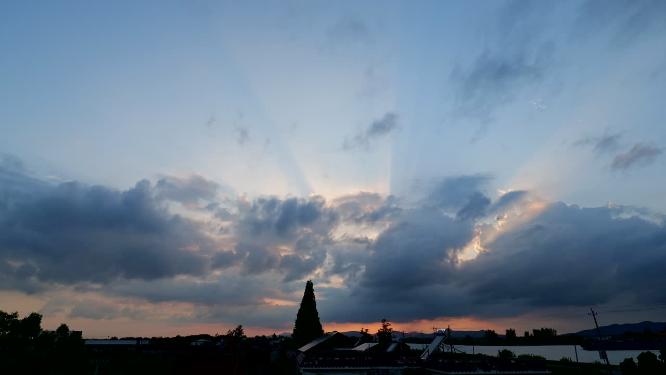 乌云中的夕阳