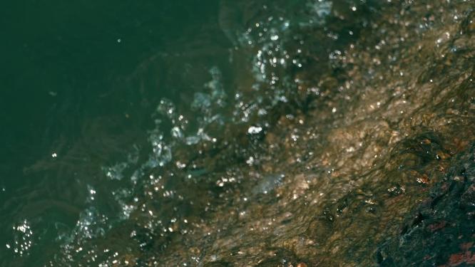 海水拍打礁石实拍镜头