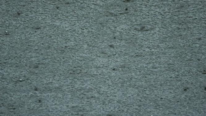 下雨水滴在湖面上4K实拍