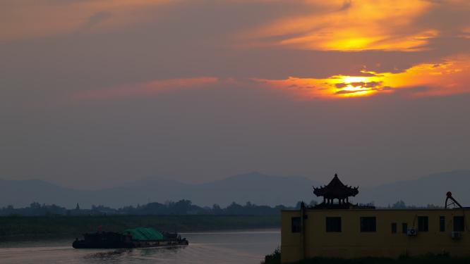 傍晚夕阳小船河流实拍