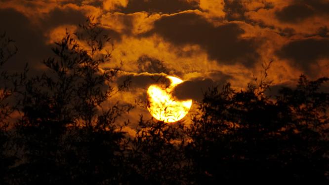 傍晚夕阳日落实拍镜头