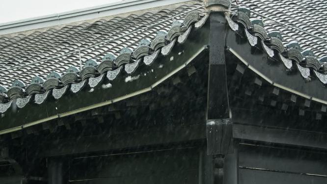 下雨古建筑青瓦片屋檐水滴石穿