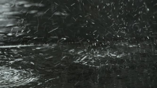 下雨青石板大理石地砖水滴石穿
