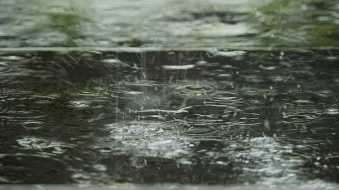 下雨青石板水滴石穿实拍空镜头