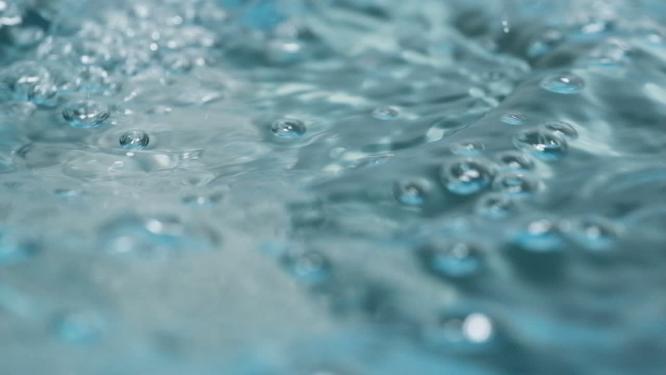 沸腾的水珠气泡自来水泳池浴缸