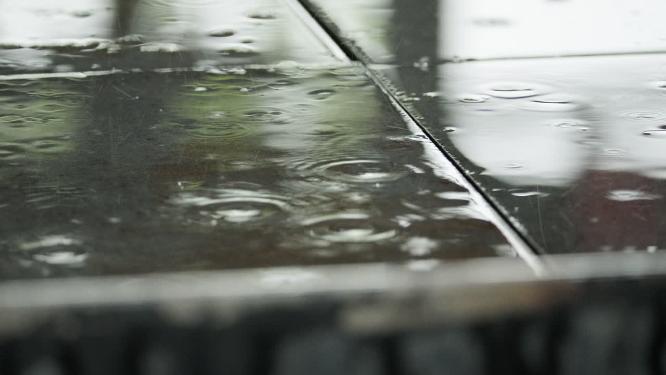 清明下雨公园石板砖水花实拍空镜