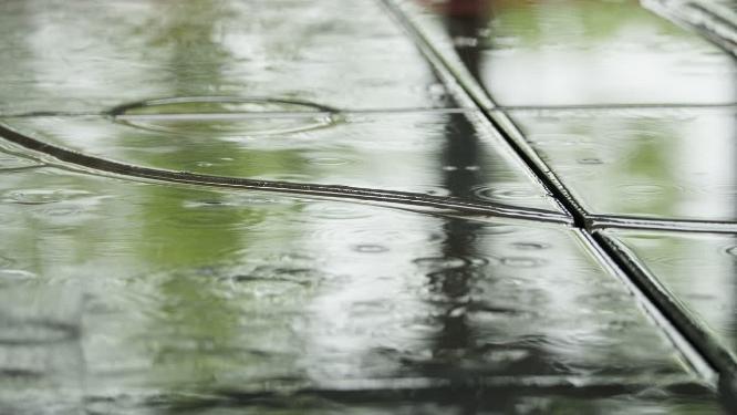 清明下雨公园青石板石砖滴水穿石
