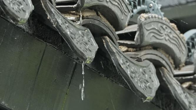 清明下雨青瓦片屋檐水滴石穿