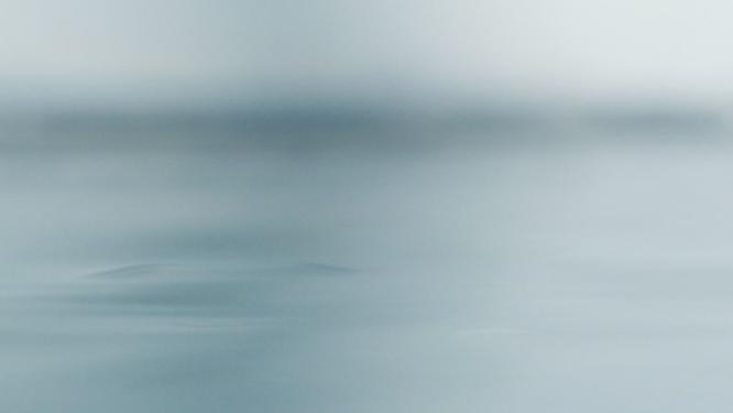 蓝色水珠滴入水中慢镜升格实拍