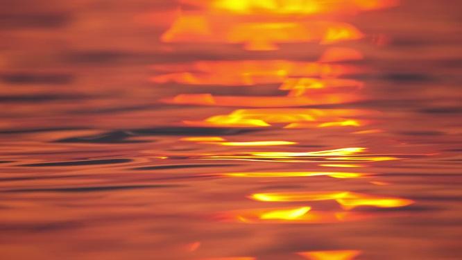夕阳下金色水面实拍空镜头