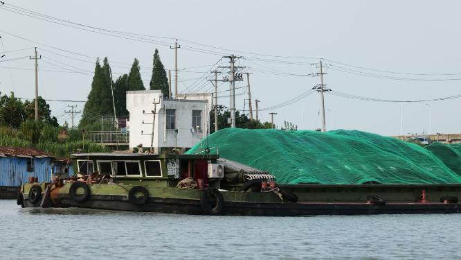 货船邮轮航行在河道河流上实拍