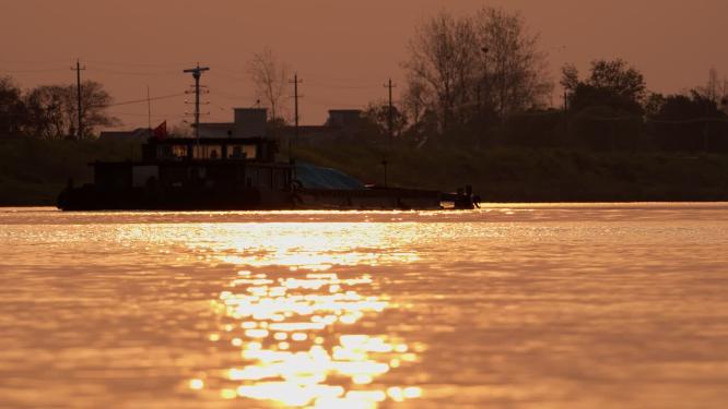 黄昏夕阳下的货船河道剪影