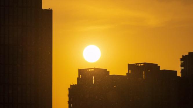 傍晚黄昏夕阳太阳落山城市建筑楼房剪影