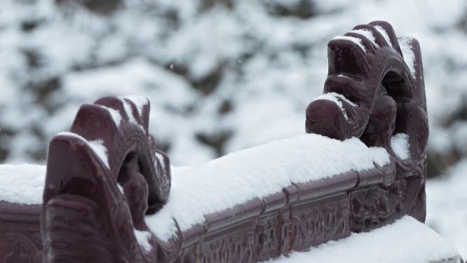 冬天冬季下雪飘雪屋顶瓦片积雪