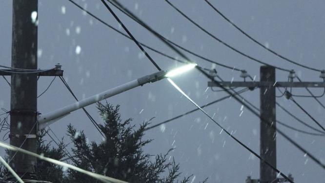 冬天冬季傍晚下雪路灯实拍空镜